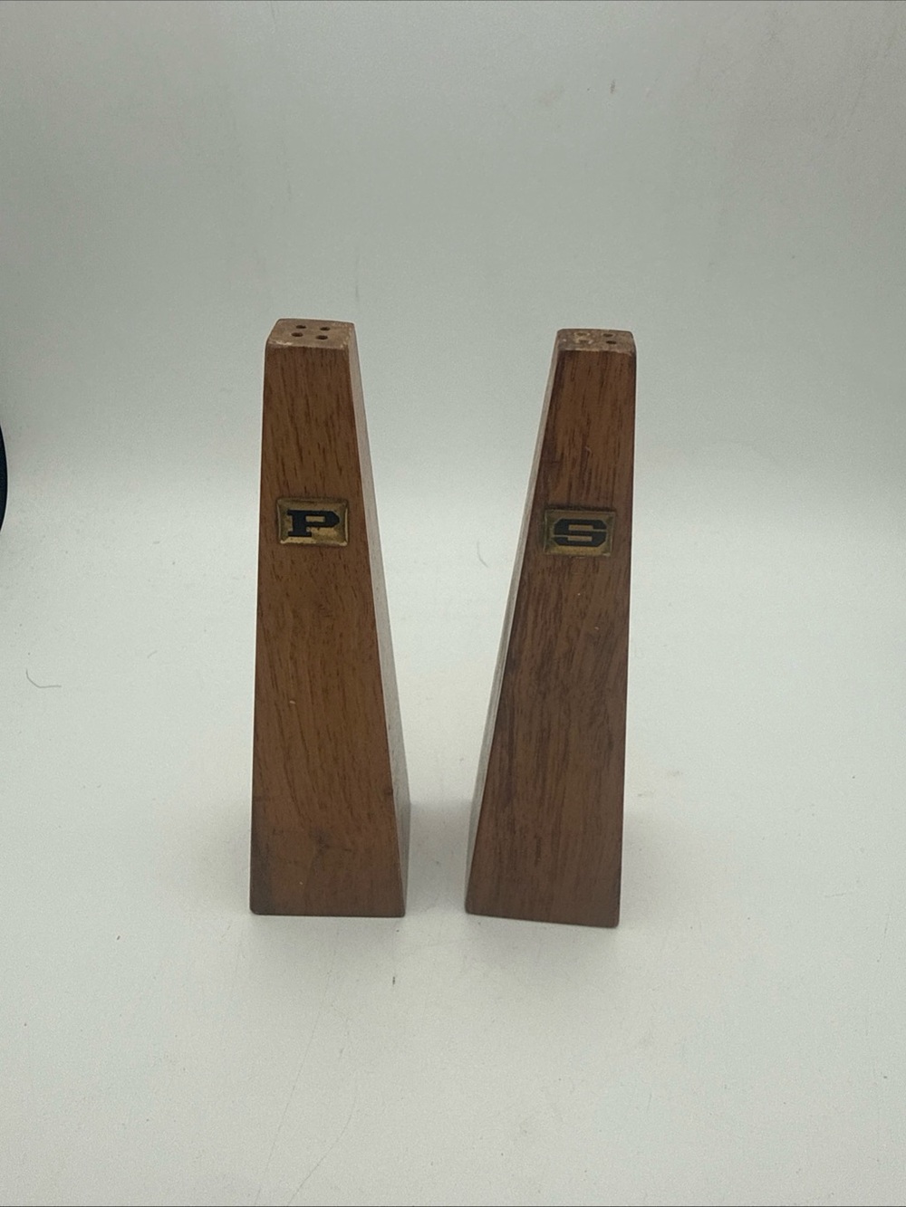VTG MCM obelisk-shaped minimalist wooden salt & pepper shakers brass lettering